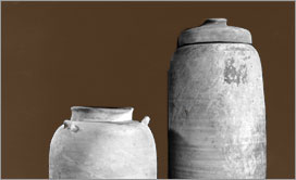 Vasijas de barro selladas encontradas en una cueva en las proximidades de Qumrán conteniendo en su interior los rollos. Tanto la forma de las vasijas como las tapaderas son características de la zona de Qumrán.
