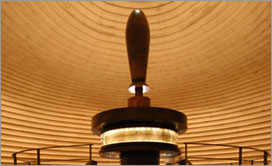 El Gran Rollo de Isaías expuesto en el centro de la galería interior, bajo la cúpula del Santuario del Libro.